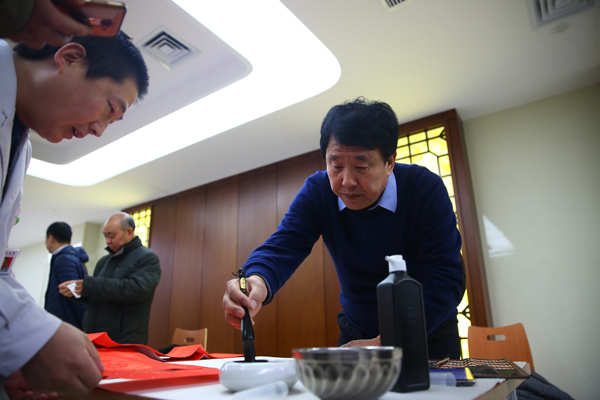 ��Ժ�_չӭ�´���ף�����M(f��i)ٛ(z��ng)��(li��n)���(d��ng)