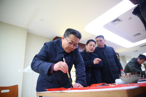 ��Ժ�_չӭ�´���ף�����M(f��i)ٛ(z��ng)��(li��n)���(d��ng)