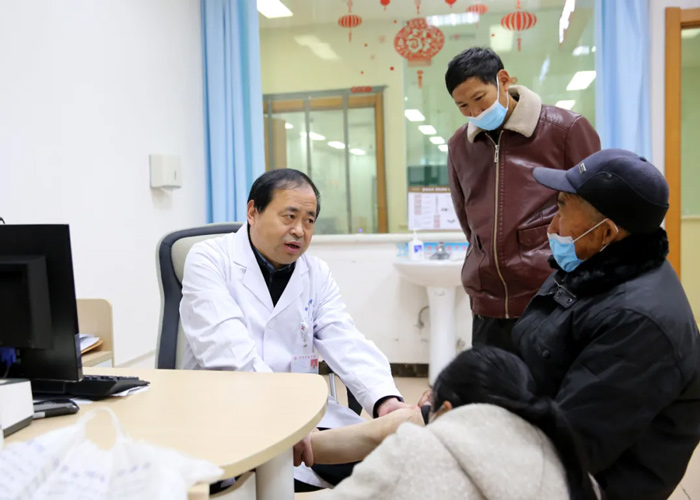 【名醫(yī)風(fēng)采】海改生:醫(yī)術(shù)精湛 用愛從醫(yī) 【名醫(yī)風(fēng)采】海改生:醫(yī)術(shù)精湛 用愛從醫(yī)