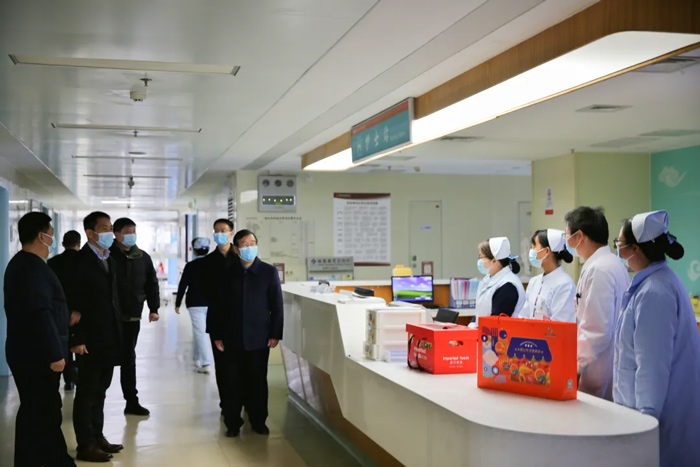 道一聲辛苦 送一份祝!柍瞧髽I(yè)集團(tuán)及陽城醫(yī)院領(lǐng)導(dǎo)大年初一親切慰問值守一線的醫(yī)務(wù)工作者 道一聲辛苦 送一份祝!柍瞧髽I(yè)集團(tuán)及陽城醫(yī)院領(lǐng)導(dǎo)大年初一親切慰問值守一線的醫(yī)務(wù)工作者