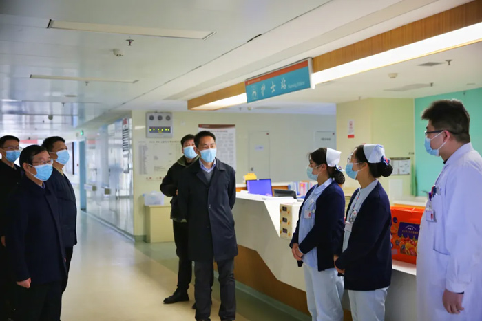 道一聲辛苦 送一份祝!柍瞧髽I(yè)集團(tuán)及陽城醫(yī)院領(lǐng)導(dǎo)大年初一親切慰問值守一線的醫(yī)務(wù)工作者 道一聲辛苦 送一份祝福——陽城企業(yè)集團(tuán)及陽城醫(yī)院領(lǐng)導(dǎo)大年初一親切慰問值守一線的醫(yī)務(wù)工作者