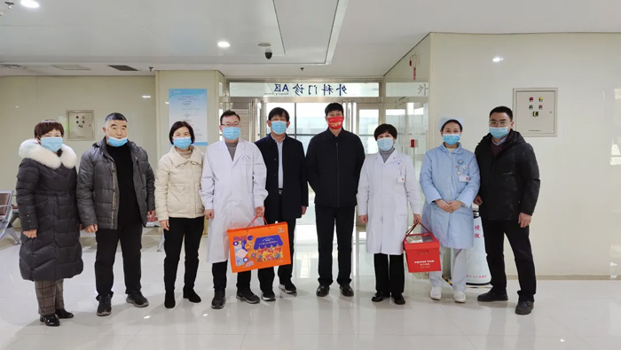 道一聲辛苦 送一份祝!柍瞧髽I(yè)集團(tuán)及陽城醫(yī)院領(lǐng)導(dǎo)大年初一親切慰問值守一線的醫(yī)務(wù)工作者 道一聲辛苦 送一份祝!柍瞧髽I(yè)集團(tuán)及陽城醫(yī)院領(lǐng)導(dǎo)大年初一親切慰問值守一線的醫(yī)務(wù)工作者