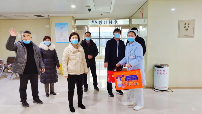 道一聲辛苦 送一份祝福——陽城企業(yè)集團(tuán)及陽城醫(yī)院領(lǐng)導(dǎo)大年初一親切慰問值守一線的醫(yī)務(wù)工作者 道一聲辛苦 送一份祝!柍瞧髽I(yè)集團(tuán)及陽城醫(yī)院領(lǐng)導(dǎo)大年初一親切慰問值守一線的醫(yī)務(wù)工作者