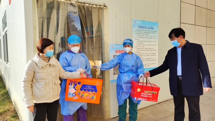 道一聲辛苦 送一份祝!柍瞧髽I(yè)集團(tuán)及陽城醫(yī)院領(lǐng)導(dǎo)大年初一親切慰問值守一線的醫(yī)務(wù)工作者 道一聲辛苦 送一份祝福——陽城企業(yè)集團(tuán)及陽城醫(yī)院領(lǐng)導(dǎo)大年初一親切慰問值守一線的醫(yī)務(wù)工作者